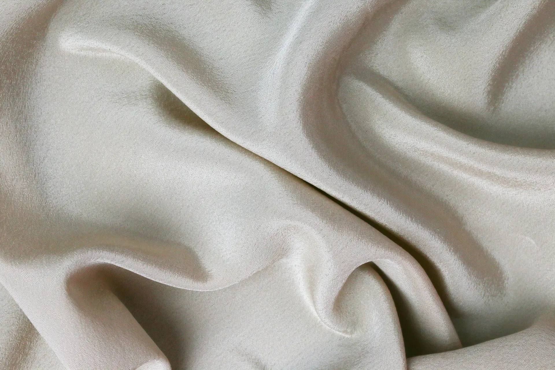 Ylellinen kermanvärinen silkkikangas